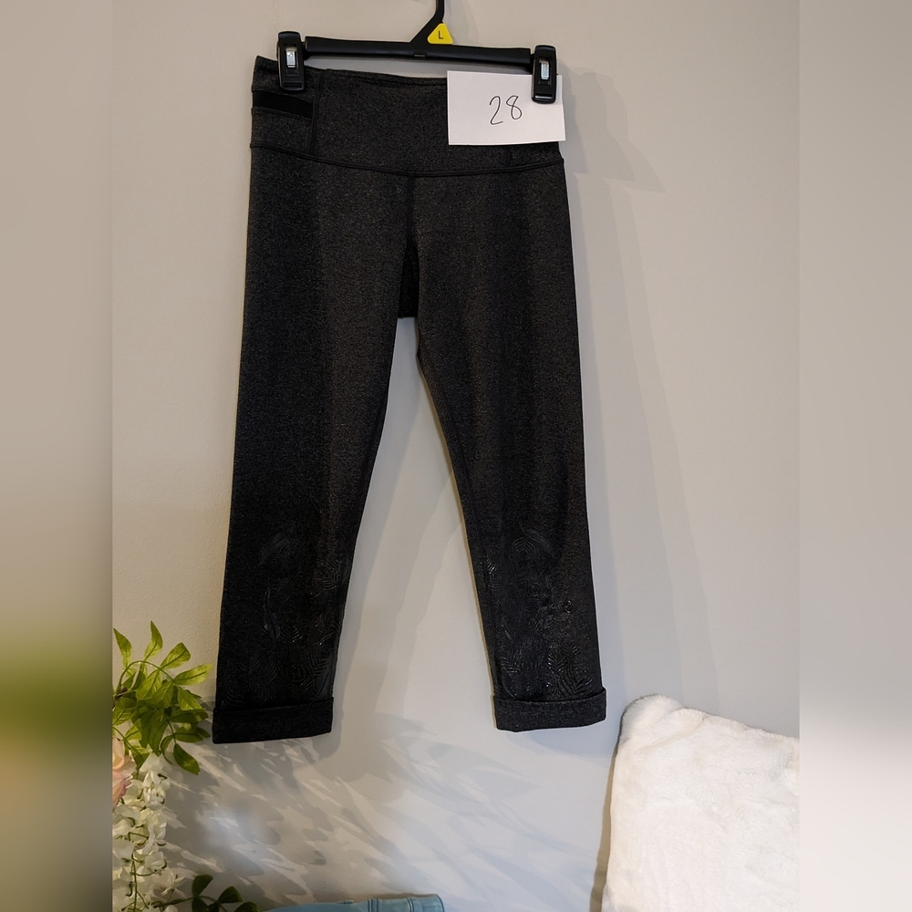 EUC Lululemon feather embossed leggings